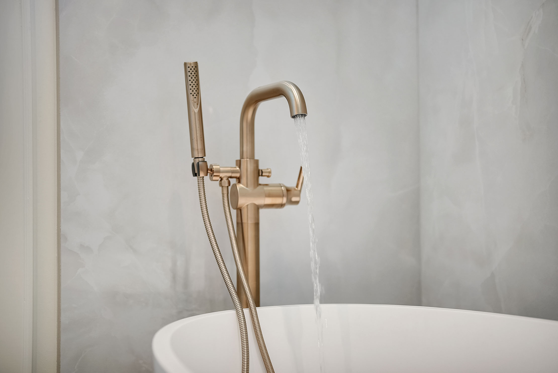 Brushed gold bathtub faucet with running water
