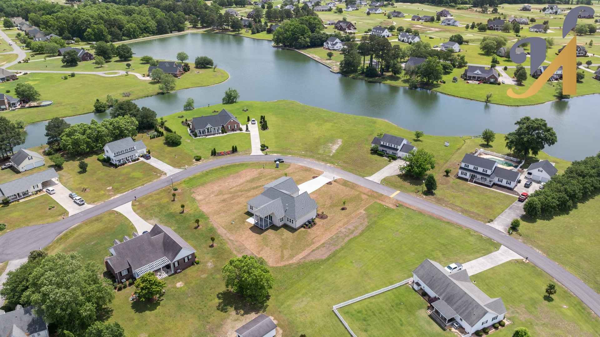 Aerial view of lakeside zebulon neighborhood with houses.